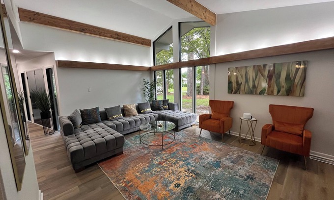 Fayetteville Casa | Lux MidCentury Mod! Sleeps 12! Movie thtr, bar & poker, gym, game rm, putt-patio