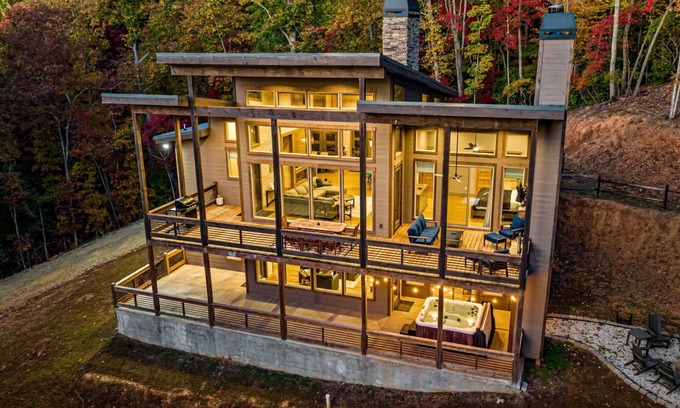 Morganton Chalet De Esquí | Lux Mountain Chalet - Hot Tub, Fire Pit, Game Room, Pool Table, Wi-Fi & more!