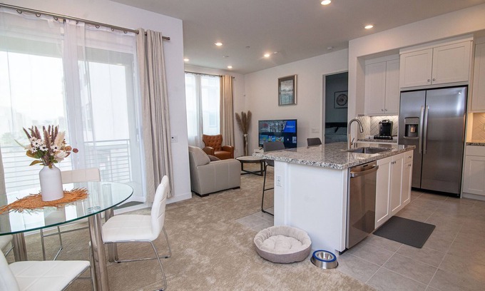 Stevenson Ranch Condominio | Lux new 2 bedroom condo 1 minute from Six Flags.