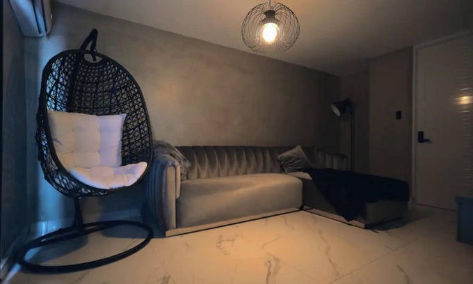 Martin Gonzalez Apartamento | Lux Oasis 10min away from beach, malls and airport. We got a beautiful hot tub