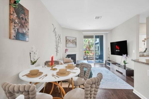 Canoga Park Casa | Lux Oasis in Woodland Hills