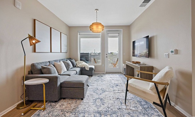 North Park Apartamento | LUX Oasis North Park King Beds Workspaces Parking