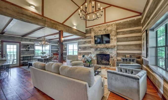 Fredericksburg Cabina | Luxury 23-acre Ranch With Hottub Near AlamoSprings