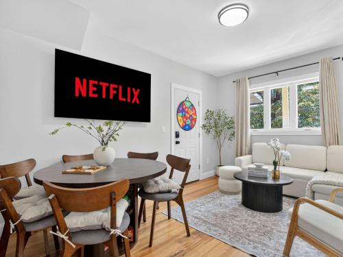 Magoun Square Apartamento | LUX Retreat Home with Yard