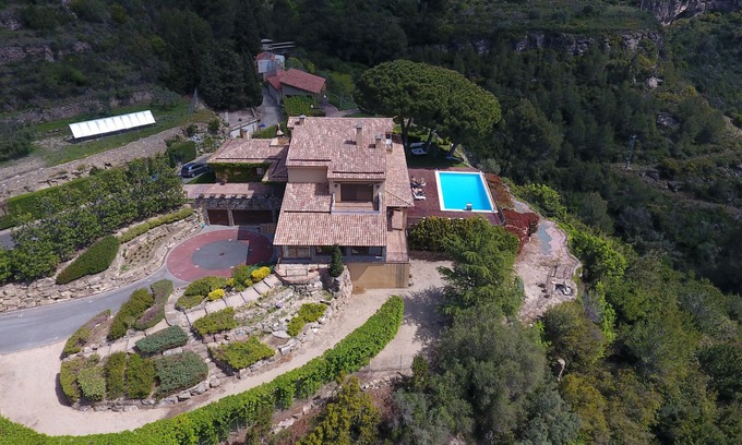 Sant Feliu de Codines Villa | Vistas y piscina climatizada para 25, 35min de BCN