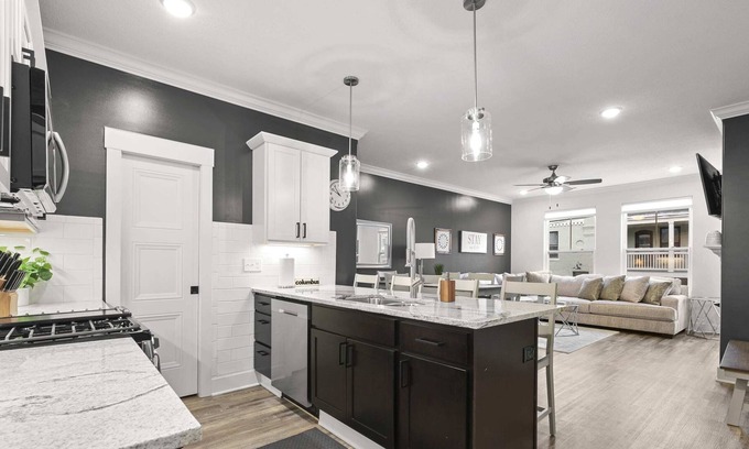 Weinland Park Casa | Luxe 11 Bd Home w/rooftop HotTub