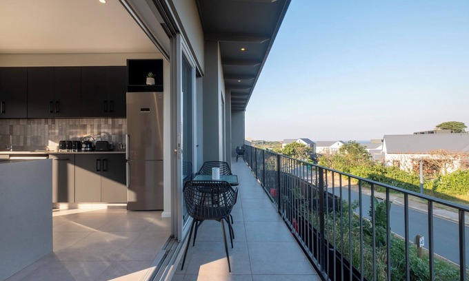 Salt Rock Apartamento | Luxe 2-Bed Apartment in Zululami Estate, Ballitonn