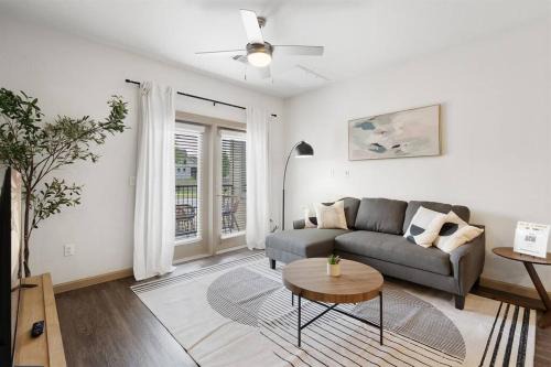 Leander Apartamento | Luxe 2B/2B Getaway - Pool, Gym, Garage, Pet Wash