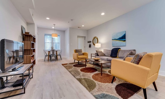 Columbia Heights Cama Y Desayuno | Luxe 2BD/2BA Townhouse in Hip Area - Near Metro