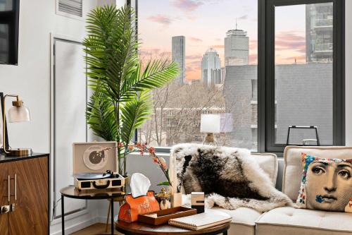 Shawmut Apartamento | Luxe 2BR Apt near Boston Common with Pool