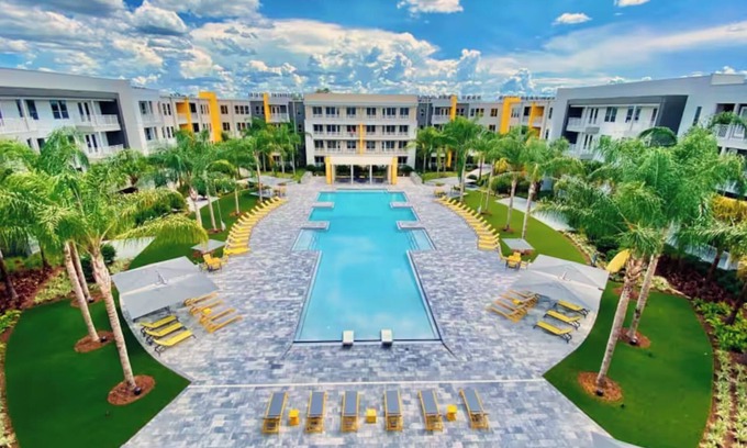 Deerwood Apartamento | Luxe 2BR Retreat, Resort Style Pool, Near Mayo Clinic, Beaches & Town Center