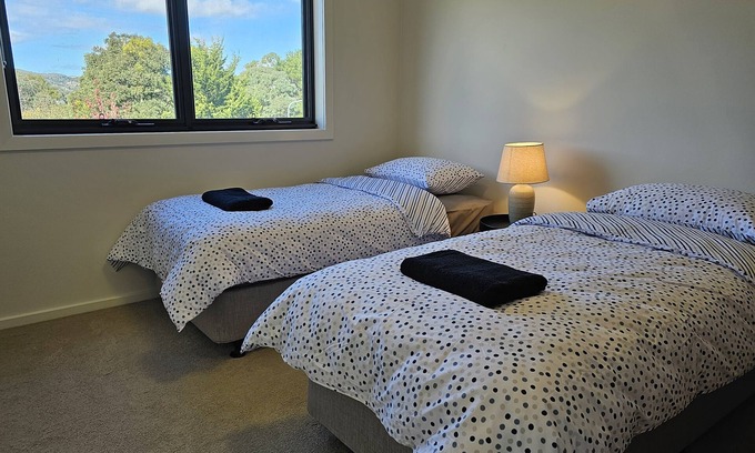 Gowrie Casa | LUXE 3 bedroom 2 1/2 bath Townhouse, Parking, WIFI, Garage, Outdoor area