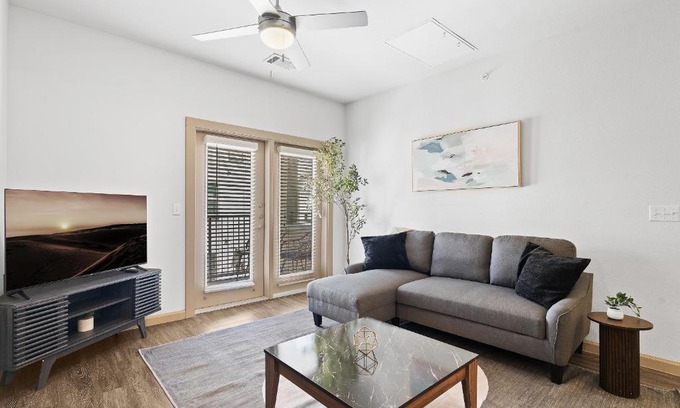 Leander Apartamento | Luxe 3B/2B Getaway - Pool, Gym, Parking, Pet Wash
