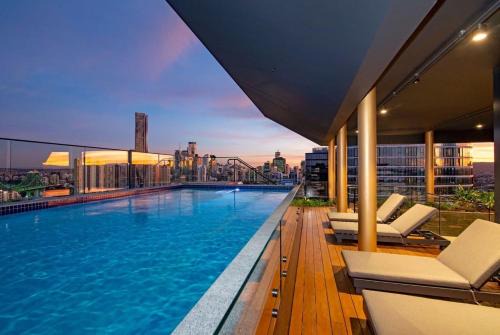 Fortitude Valley Apartamento | Luxe 3BR Apt with City Views, Car Park and Rooftop Pool