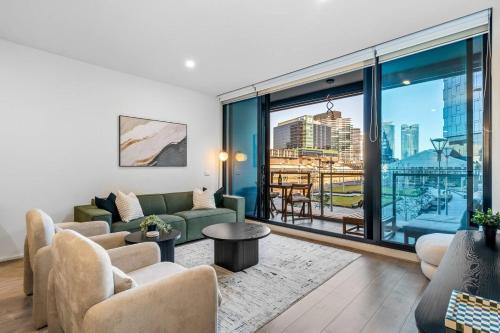 Docklands Apartamento | Luxe 3BR CBD Apartment with River Views and Resort Style Amenities