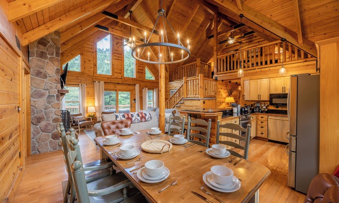 Mace Casa | Luxe 4BR Cabin | Hot Tub- Cozy Retreat by Snowshoe