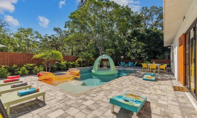 Bradenton Casa | Luxe 6BR Sleeps 21 Tropical Villa: Heated Poolside Movies, Hot Tub