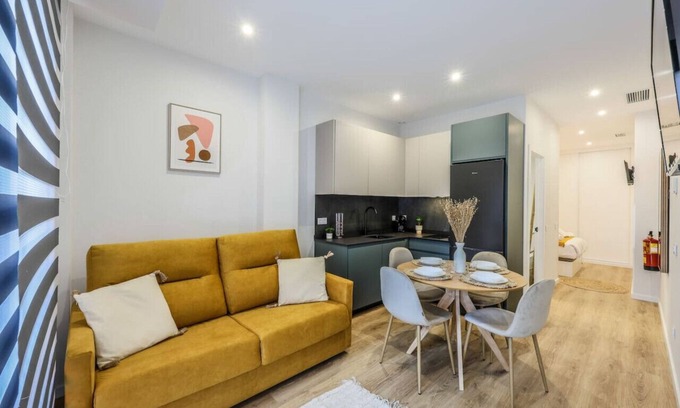 Las Acacias Apartamento | Luxe apartments Madrid Rio by RentitUP