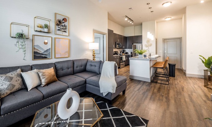 Haltom City Apartamento | Luxe Apt Near FTW/DAL┃PrivateYard┃ Pool┃Pets OK!