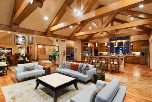 Cerise Ranch Casa | Luxe Artful Mountain Retreat with 4 King Suites, 8 Person Hot Tub and 3 Decks