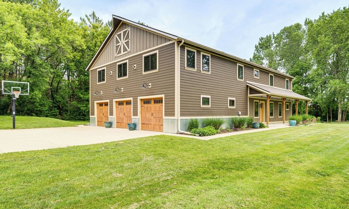 Avalon Casa | Luxe Barndominium Retreat Near Blue Spring Lake!