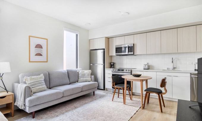 Downtown Berkeley Apartamento | Luxe Berkeley Studio w/ W/D & Coworking, walkable to BART, by Blueground
