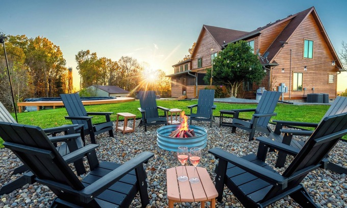 Lawrenceburg Cabina | Luxe Bourbon Trail Cabin– Hot Tub/Pickleball/Fire Pit/Pool/Game Room