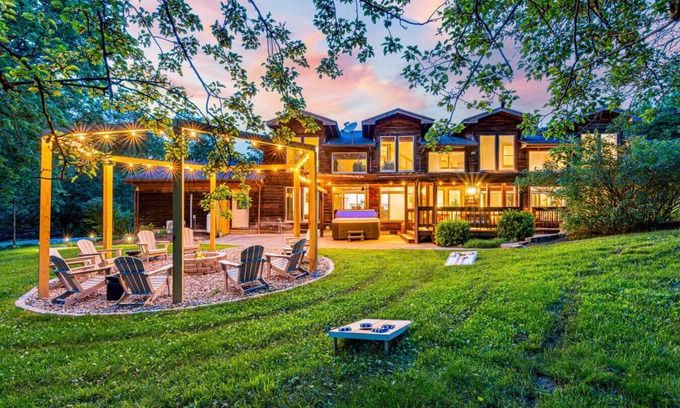 Versailles Casa | Luxe Bourbon Trl~Game Rm~Golf Sim~Hot Tub~Fire Pit