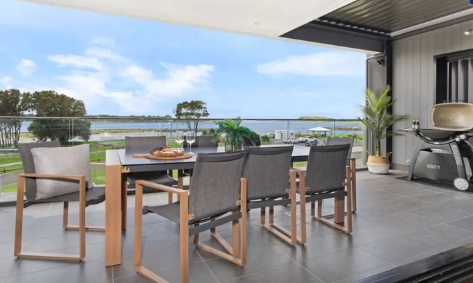 Lake Illawarra Casa | Luxe by the Lake – Stay 5, Pay 4!