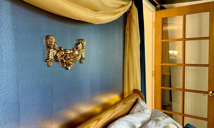 Camano Island Cabina | Luxe Cabin, Waterfront Access, King Bed, Fire Pit
