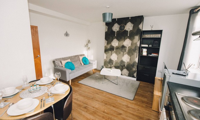 Luton Apartamento | Luxe Central King-Size Apt w/ Wi-Fi & Free Parking
