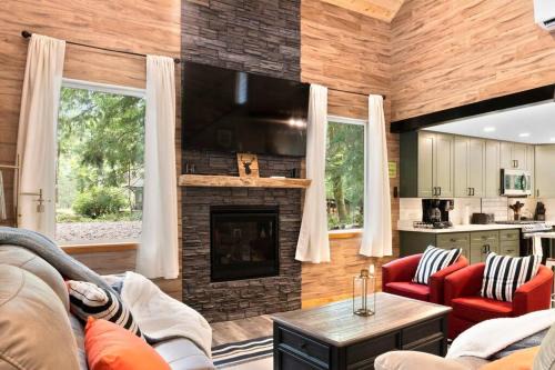 Ashford Casa | Luxe Chalet at Rainier Entrance with Hot Tub-AC-WiFi