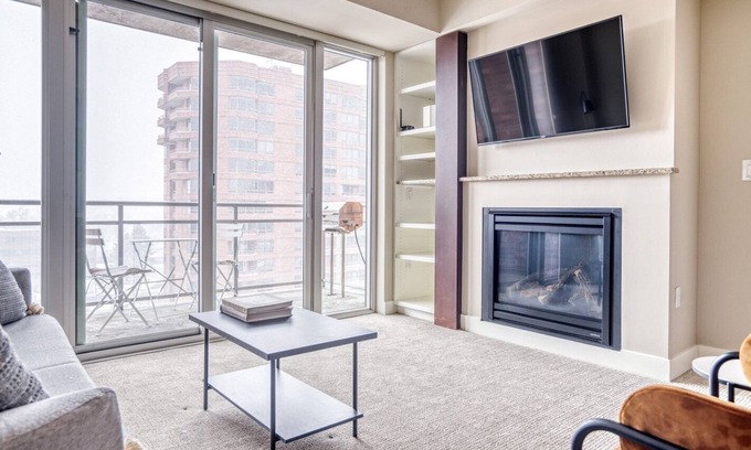 Cherry Creek Apartamento | Luxe Cherry Creek 1BR w/ Sauna & Theater, near shopping, by Blueground