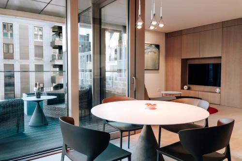 Ville Haute Apartamento | Luxe City - Modern & Spacious 2BR with Balcony View