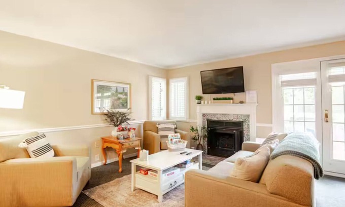 Norwich Condominio | Luxe Condo in Norwich Less Than 3 Minutes From Mohegan Sun