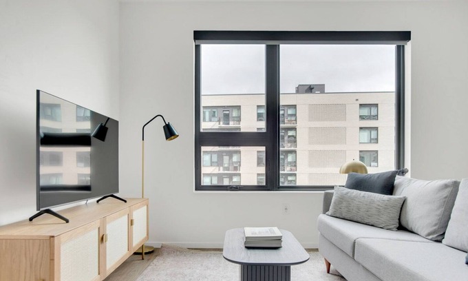 Congress Park Apartamento | Luxe Congress Park 1BR w/ Gym & Pool, near shops & dining, by Blueground
