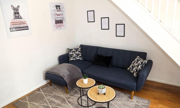 Gloucester Casa | Luxe Cosy&Spacious 2 Bed House - Super Fast Wi-Fi & Private Parking Near GLO Airport & Cheltenham Racecourse