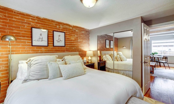 Cherry Creek Condominio | Luxe Denver Condo w/ Community Patio & Grill