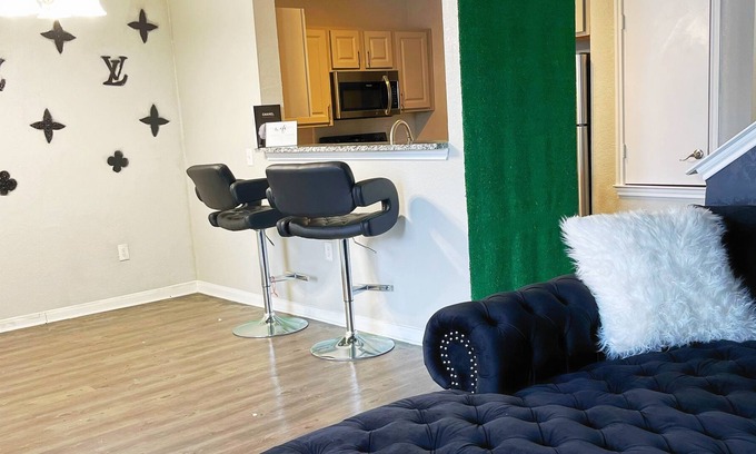 Hollow Hills Casa | Luxe "Designer" Inspired Townhome