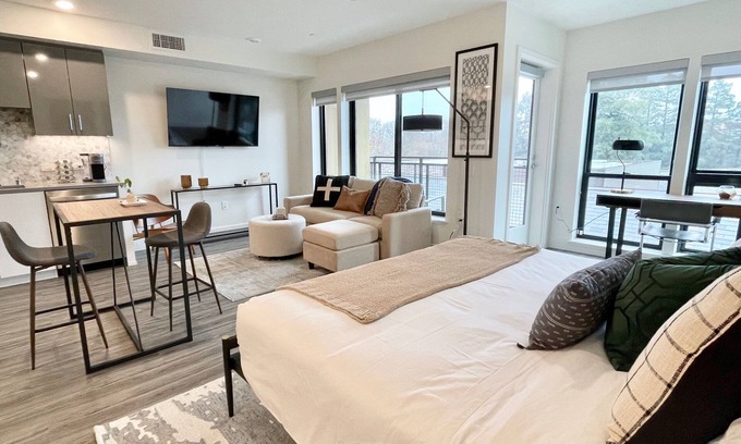 Walnut Creek Apartamento | LUXE DOWNTOWN w/ VIEW in-unit W/D Work from Home King Bed Gigabit WiFi