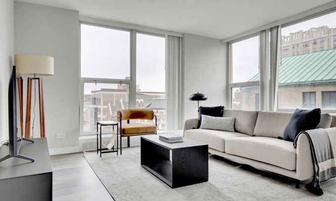 Edgewater Beach Apartamento | Luxe Edgewater Studio w/ Gym, Deck & Lounge, 5 blocks to L, by Blueground