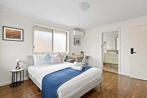 Panania Casa | Luxe Ensuite Queen Room in Panania - Nearby Station