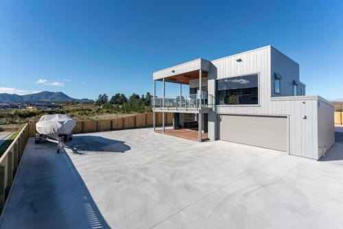Wharewaka Casa | Luxe Family Haven in Wharewaka
