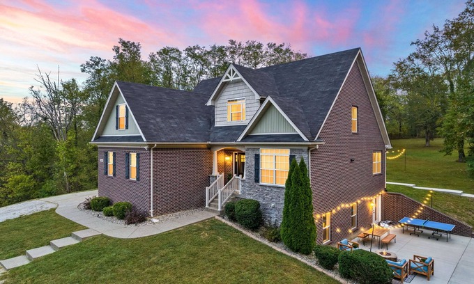 Waddy Casa | ✨Luxe Farmhouse✨Bourbon Trail✨ 4 king Beds ✨Hot Tub Games Trails sleeps 16