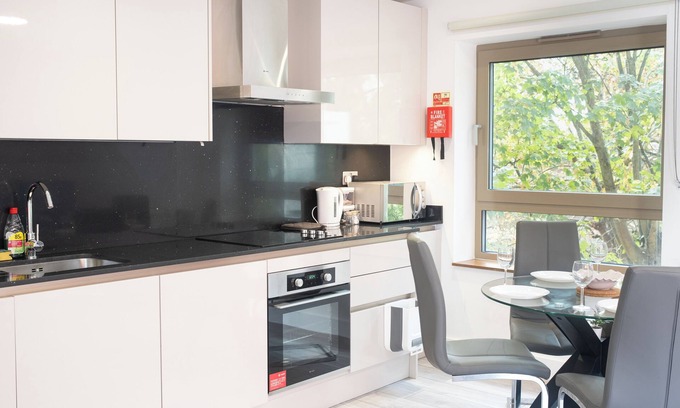Slough Apartamento | Luxe Flat 2BD|Free Parking