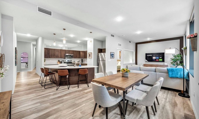 Gateway District Apartamento | Luxe Flat w/ Heated Pool & Sauna Gym Heart of DT