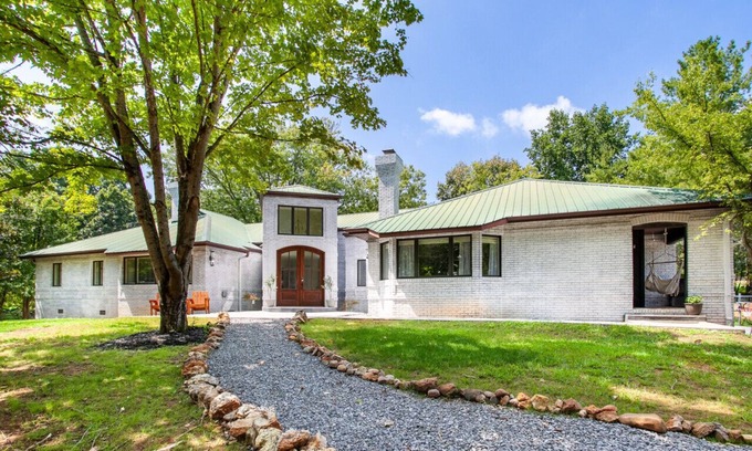 Kodak Casa | Luxe Forest Escape w/ Hot Tub, Volleyball, Cornhole & Kayak