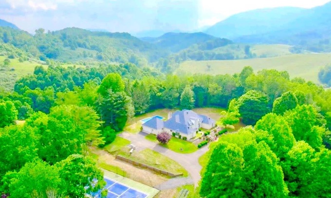 Andover Casa | Luxe Gated Mansion - Basketball Court Movie Theater Acreage