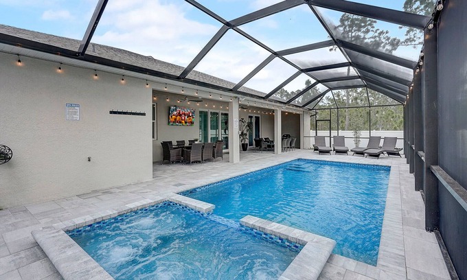 North Port Casa | 🌟 🆕 Luxe Gem w Heated Saltwater Pool, Spa & Privacy Fence.