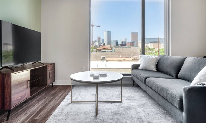 Golden Triangle Apartamento | Luxe Golden Triangle 1BR w/ Pool, Gym & W/D, next to Park, by Blueground